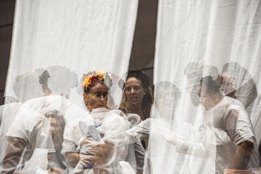 Fabienne Hollwege als die “gemachte Luxemburgerin”, Jil Cleese als Mädchen und
                  Stéphanie Reist, Sven Klees und Amélie-Sophie Konrad als Chor der bösen Mädchen,
                  Foto: Alborz Teymoorzadeh