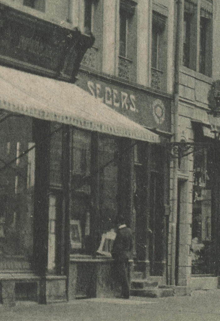Fig. 10b: Vitrine de Louis Segers, Carte postale illustrée de P.C. Schoren (détail), Collection Fernand Gonderinger.